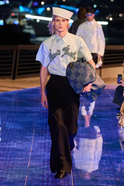 Look 18